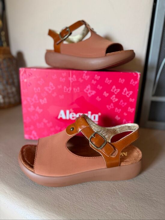 Alegria Shoes - NWT Alegria Betsie stretch luggage sandals. Comfort shoes in size 9.